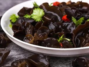 Ngâm mộc nhĩ với nước là sai, cho thêm thứ này đảm bảo nấm "nhả" hết độc ra ngoài, yên tâm mà ăn