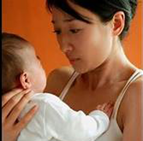 Bận con nhỏ còn phải chăm em chồng đẻ nhưng đọc tin nhắn của chồng cô vợ mới rớt nước mắt