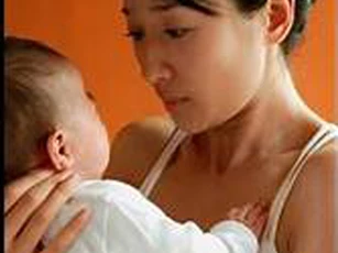 Bận con nhỏ còn phải chăm em chồng đẻ nhưng đọc tin nhắn của chồng cô vợ mới rớt nước mắt