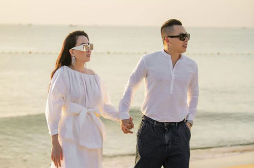 Liên tục bị "bóc phốt" nợ nần, giang hồ đánh nhưng Vũ Khắc Tiệp vẫn sánh đôi cùng Phượng Chanel dự tiệc cưới