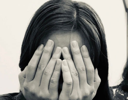 Nữ nhân viên ngân hàng nghẹn đắng khi mẹ nói: "Lấy thằng nghiện cũng được!"