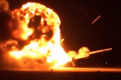 Máy bay Mỹ bốc cháy khi căn cứ Simba bị tấn công