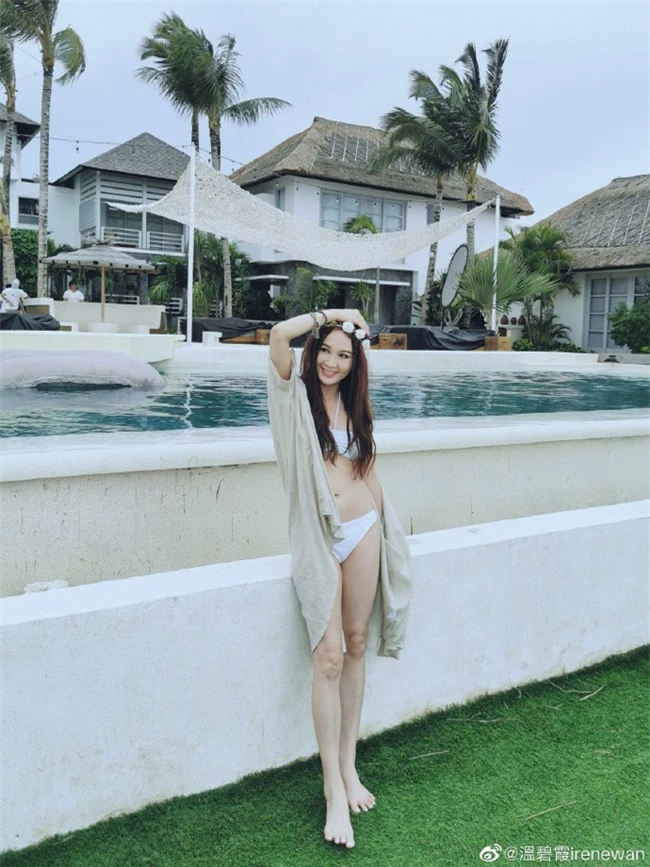 "Bông hồng lửa của màn ảnh Hồng Kong" Ôn Bích Hà tiếp tục gây sốc với loạt ảnh bikini gợi cảm ở tuổi 53 - Ảnh 3.