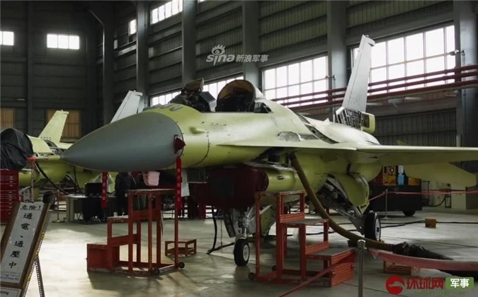 Dot nhap noi lap rap F-16V Dai Loan – 