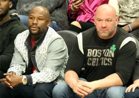 Dana White (phải) và Mayweather (bên trái)