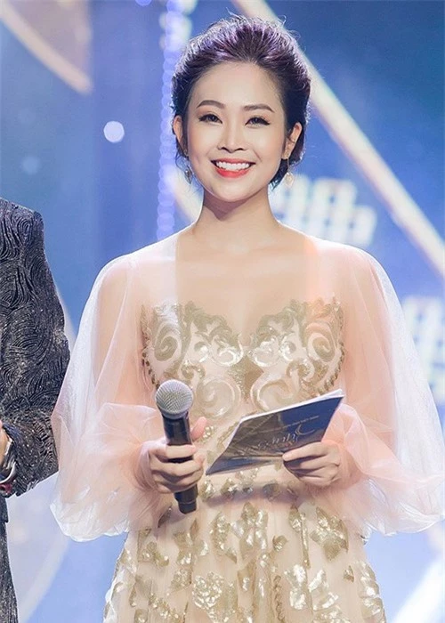 MC Thuy Linh - Thanh Huong dong hai Tet 2020: Ai goi cam hon?-Hinh-12