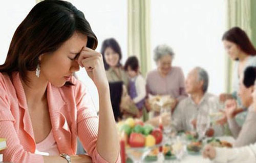 Vợ chồng trẻ không dám về quê ăn Tết để tiết kiệm tiền vì chỉ tính riêng khoản gửi tiền biếu Tết đã "đi tong" 15 triệu