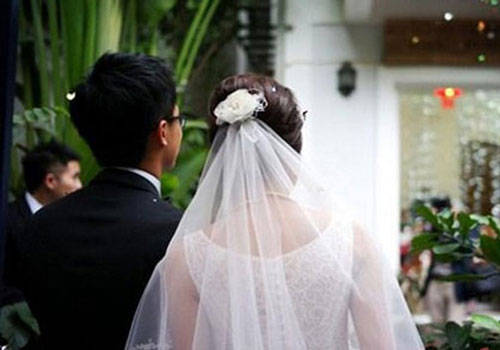 Vừa bước lên xe hoa, cô dâu liền hủy hôn vì câu nói của mẹ chồng