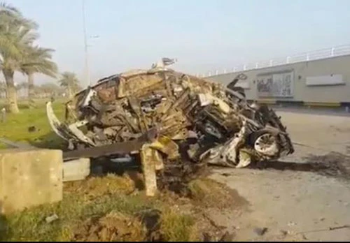 Chiếc xe được cho chở Tướng Qassem Soleimani bị phá hủy sau cuộc không kích của Mỹ. (Ảnh: Reuters)