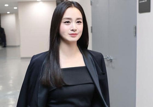 Mẹ 2 con Kim Tae Hee ăn vận sang chảnh đi sự kiện, thu hút nhất lại là sự thay đổi trên khuôn mặt