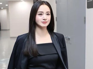Mẹ 2 con Kim Tae Hee ăn vận sang chảnh đi sự kiện, thu hút nhất lại là sự thay đổi trên khuôn mặt
