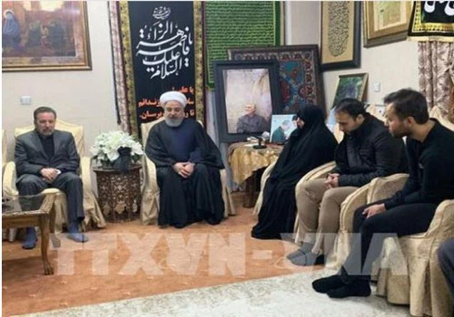 Tổng thống Iran Hassan Rouhani (thứ 2, trái) nói về cái chết của Thiếu tướng Soleimani. (Ảnh: IRNA/TTXVN)
