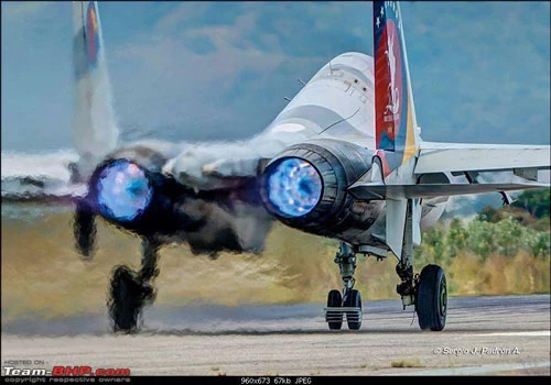 Nhiều người từng thắc mắc về việc phần lớn các động cơ phản lực của Nga khi đốt sau để cất cánh hoặc để tăng tốc thường có lửa màu xanh, trong khi các động cơ phản lực chiến đấu Mỹ lại có màu hoàn toàn khác. Nguồn ảnh: Pinterest.