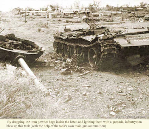 Một xe tăng T-55 bị nổ tung tháp pháo khi bị lính bộ binh đối phương tiêu diệt bằng thuốc nổ ném vào bên trong xe. Túi thuốc nổ sau đó đã kích nổ hàng chục viên đạn pháo 100mm bên trong xe tăng T-55, khiến nó bị nổ tung từ bên trong. Nguồn ảnh: Pinterest.