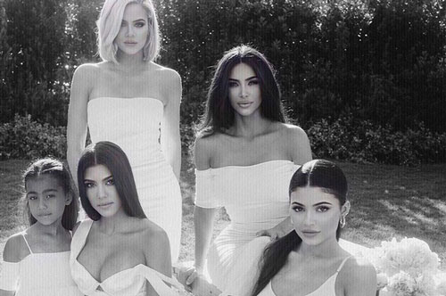 Dàn chị em nhà Kim "siêu vòng 3" thần thái ngút ngàn, khoe body bốc lửa nhưng nhóc tỳ bỗng bật lên trong khung hình