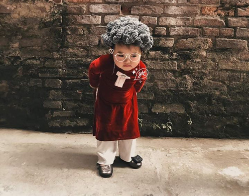 Bé gái bỗng "gây sốt" trên MXH vì mặc áo dài, tạo dáng lụ khụ đúng chất "cụ bà"