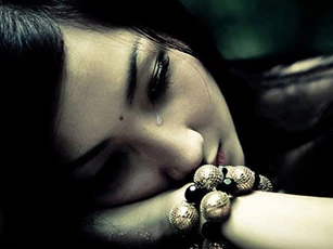 Nghi ngờ chồng có bồ, tôi âm thầm theo dõi để rồi khóc ngất khi thấy cảnh tượng trước mắt