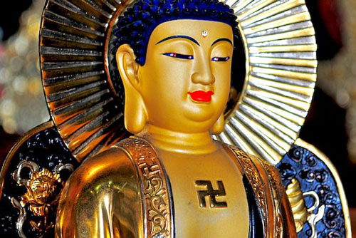 Chữ Vạn trên tượng Phật ẩn chứa bí mật linh thiêng nào?