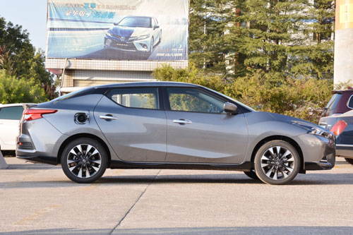 Ngắm xe Nissan đẹp long lanh, giá rẻ bất ngờ