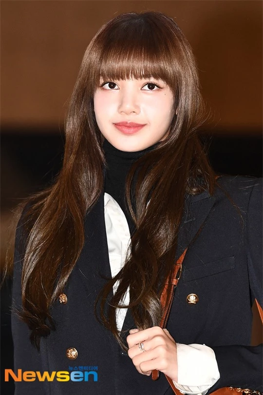 Lisa (BLACKPINK) diện bộ cánh tôn chân dài siêu thực, nữ thần TWICE và Park Seo Joon giản dị mà vẫn quá nổi tại sân bay - Ảnh 4. Lisa (BLACKPINK) diện bộ cánh tôn chân dài siêu thực, nữ thần TWICE và Park Seo Joon giản dị mà vẫn quá nổi tại sân bay - Ảnh 4.