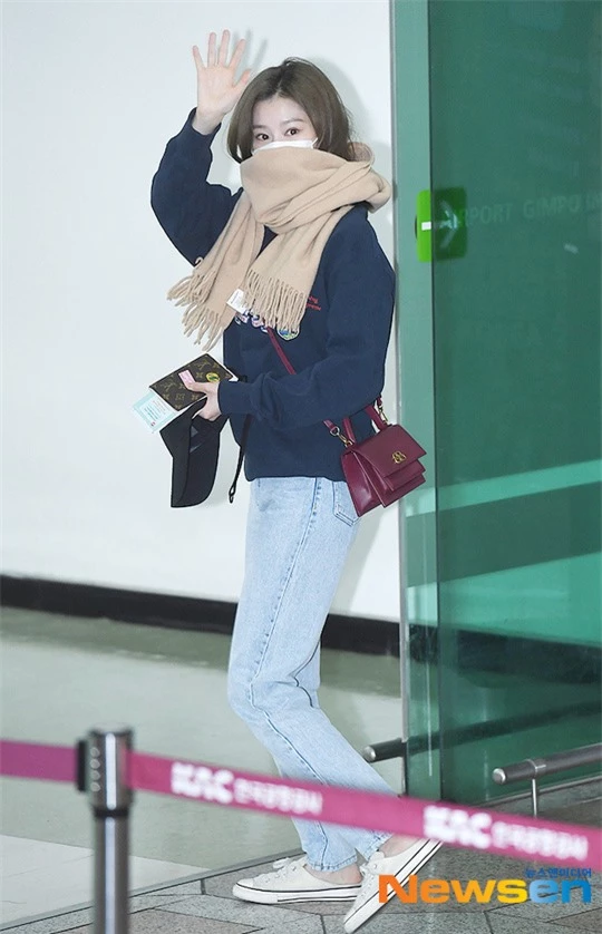 Lisa (BLACKPINK) diện bộ cánh tôn chân dài siêu thực, nữ thần TWICE và Park Seo Joon giản dị mà vẫn quá nổi tại sân bay - Ảnh 6.
