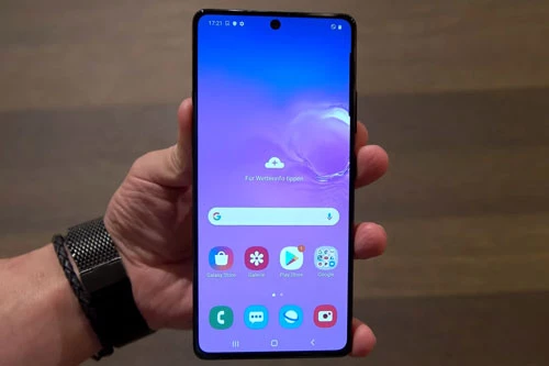 Galaxy S10 Lite được trang bị màn hình Super AMOLED Plus kích thước 6,7 inch, độ phân giải Full HD Plus (2.400x1.080 pixel), mật độ điểm ảnh 394 ppi. Màn hình này chia theo tỷ lệ 20:9, tích hợp công nghệ HDR, tính năng Always-on. 