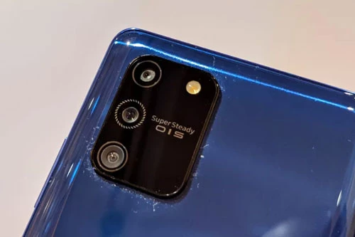 Samsung Galaxy S10 Lite sở hữu 3 camera sau. Cảm biến chính 48 MP, khẩu độ f/2.0, hỗ trợ công nghệ lấy nét Dual Pixel PDAF, chống rung quang học (OIS). Cảm biến góc rộng 123 độ với độ phân giải 12 MP, f/2.2 và ống kính macro 5 MP, f/2.4. Bộ ba này được trang bị đèn flash LED, quay video 4K tốc độ khung hình/giây hoặc HD tốc độ 960 khung hình/giây. 