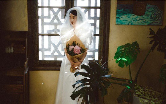 Hot girl Mi Vân chơi lớn khoe ảnh cưới cực tình khiến fan trầm trồ