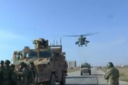 Trực thăng tấn công Nga bay thấp khiến binh lính Thổ Nhĩ Kỳ hoảng loạn