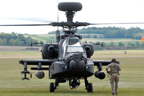 Trực thăng tấn công AH-64 Apache là phương tiện mang hỏa lực mạnh và độ chính xác cao, tuy nhiên khác với xe tăng hay chiến đấu cơ, chúng luôn gặp khó khăn trước các loại súng máy hạng nhẹ và tên lửa vác vai.
