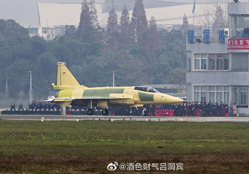 Mới đây, Không quân Trung Quốc đã thử nghiệm bay thành công phiên bản mới nhất của máy bay tiêm kích đa năng JF-17 Thunder. Nguồn ảnh: Sina.