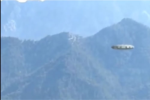 Vô tình quay được cận cảnh khoảnh khắc đĩa bay ngang qua cổng không gian