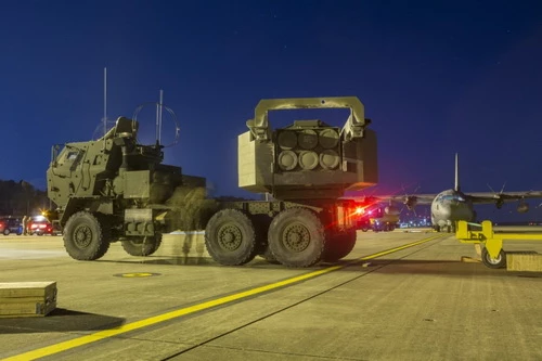 Mỹ đưa các tổ hợp pháo phản lực dẫn đường M142 HIMARS tới căn cứ tại Đông Bắc Syria. Ảnh: Reuters.