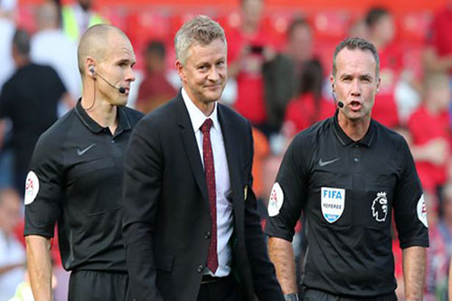 Solskjaer học Sir Alex, gây sức ép với trọng tài trước derby Manchester