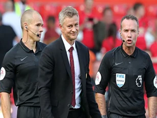 Solskjaer học Sir Alex, gây sức ép với trọng tài trước derby Manchester