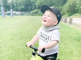 Mới 2 tuổi, cậu bé người Anh đã có thu nhập khủng nhờ nghề này