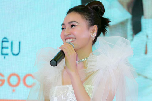 Ninh Dương Lan Ngọc hát live cực hay ho, vừa xuất hiện đã khiến fan náo loạn
