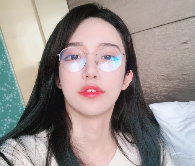 Lại thêm 1 hot girl Trung Quốc lộ mặt thật doạ CĐM hết hồn