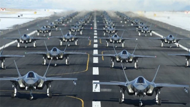 52 “tia chớp” F-35A của Mỹ tập trận “Voi đi bộ” - 1