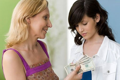 Con dâu khốn đốn vì từ chối nộp hết tiền kiếm được hàng tháng cho mẹ chồng