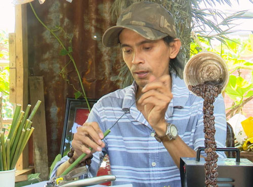 Quán cà phê uống xong tặng ống hút tre khắc tên khách gây "bão"