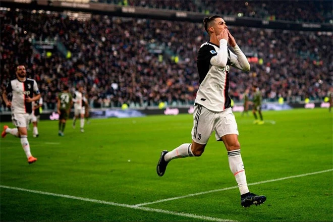 Lương lên tới hơn 800 tỷ/năm, Ronaldo vẫn khiến tất cả sốc nặng khi dùng tai nghe có dây và máy nghe nhạc rẻ tiền đã dừng sản xuất - Ảnh 5.