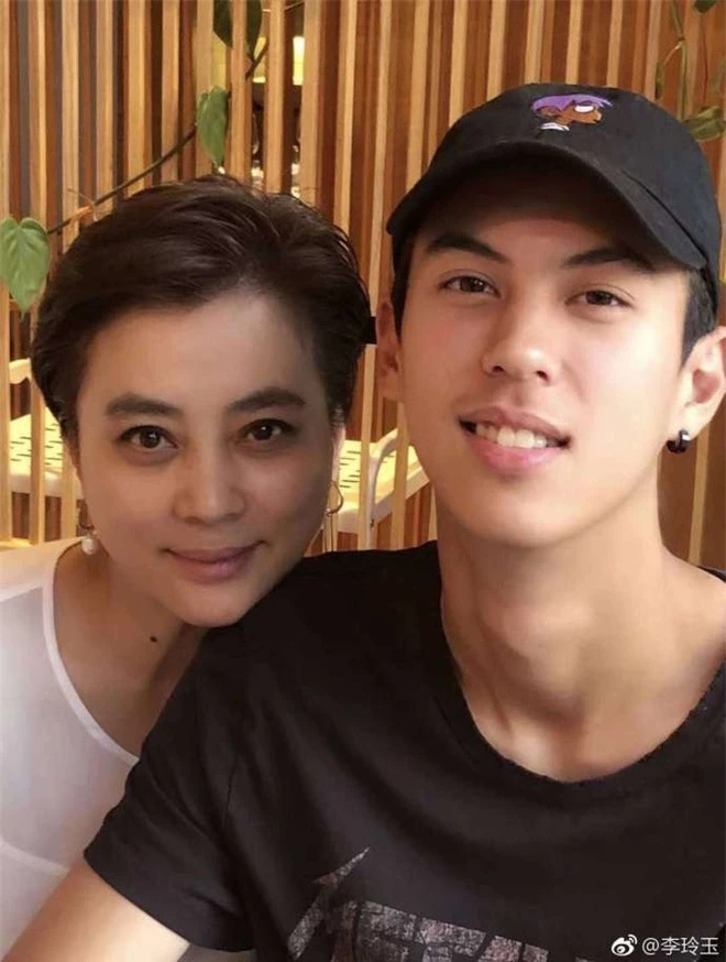Mỹ nhân đẹp nhất nhì Tây du ký 1986: Bỏ chồng ngoại quốc, mang con về nước nuôi và nhan sắc bất ngờ ở tuổi U60 - Ảnh 6. Mỹ nhân đẹp nhất nhì Tây du ký 1986: Bỏ chồng ngoại quốc, mang con về nước nuôi và nhan sắc bất ngờ ở tuổi U60 - Ảnh 6.