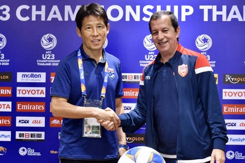 HLV Akira Nishino của U23 Thái Lan và HLV Samir Chamman của U23 Bahrain tại buổi họp báo trước trận.