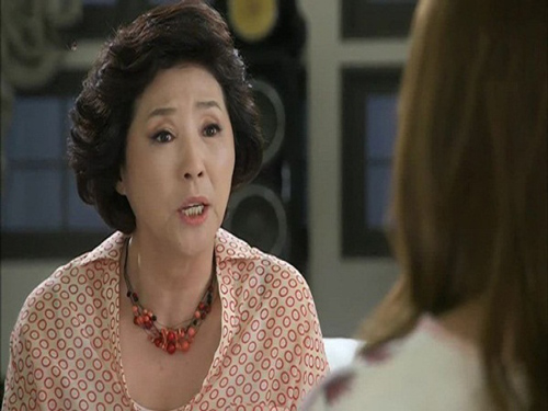 Mẹ mình đến chơi, chưa kịp ngồi xuống ghế mẹ chồng giàu có đã nói: “Nhà này không có tiền cho ăn xin đâu"