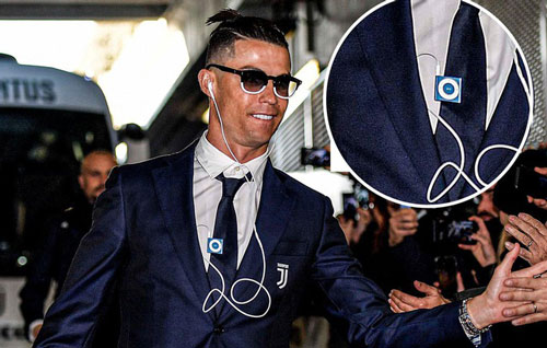 Lương lên tới hơn 800 tỷ/năm, Ronaldo vẫn dùng tai nghe có dây và máy nghe nhạc rẻ tiền đã dừng sản xuất