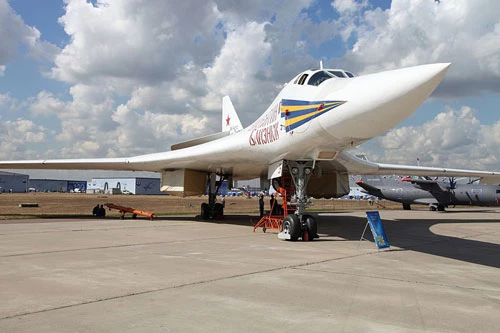 Trong vài năm cuối cùng trước khi Liên Xô sụp đổ, các chuyên gia hàng không Liên Xô đã phát triển máy bay ném bom chiến lược Tu-160 để làm đối trọng với loại máy bay B-1 của Mỹ; có thể nói, Tu-160 là đỉnh cao cuối cùng của ngành công nghiệp hàng không Liên Xô một thời lừng lẫy.