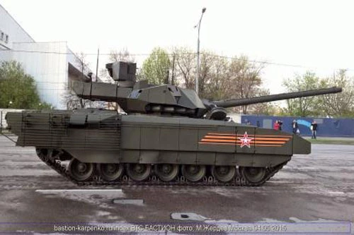 Tăng Armata được trang bị giáp lồng phía sau.