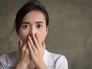 Gặp người đàn ông ăn xin trên đường, tôi thấy tò mò rồi bám theo và "chết điếng" khi anh ta bỏ chiếc nón rách để lộ khuôn mặt gầy gò trong trí nhớ