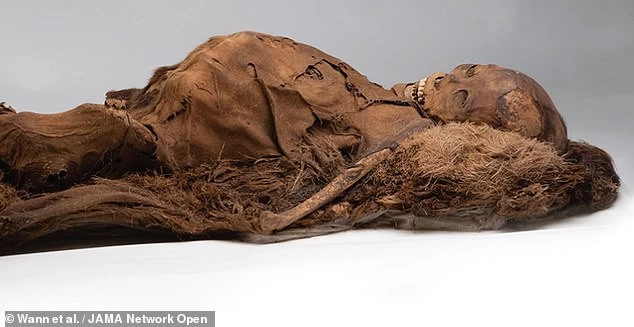 Vào năm 1972, người ta 8 xác ướp 500 tuổi còn nguyên da, móng tay và tóc được tìm thấy tại một khu trại bỏ hoang của người Inuit ở Qilakitsoq, Greenland.